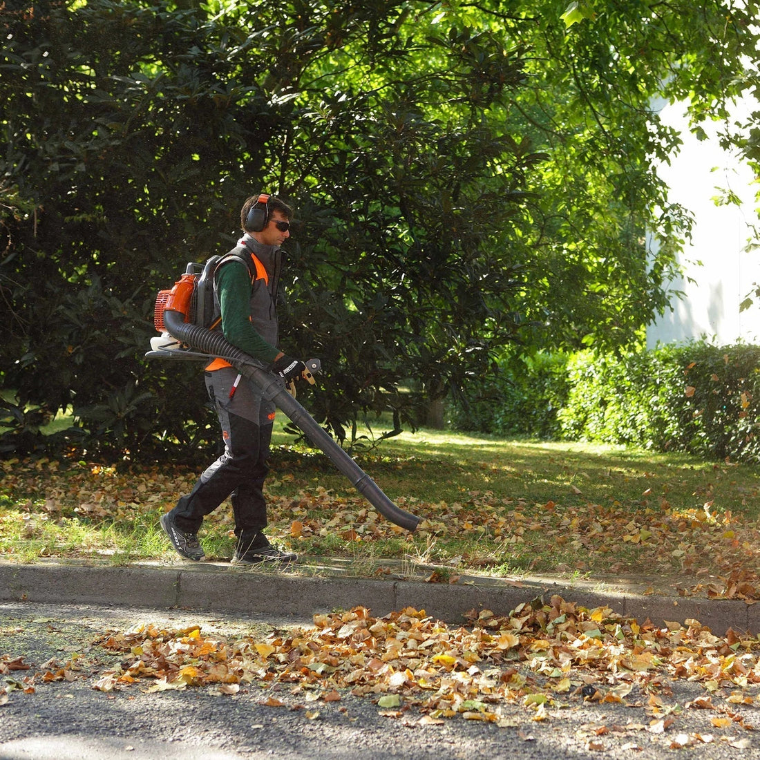 Souffleur de feuilles : comment choisir l'équipement adapté à votre jardin ?